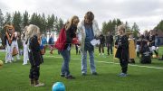 Knattarna Vilja Karlsson och Elly Persson höll i bandet när Susanne Hansson, kommunstyrelsens ordförande och Lena Johansson, ordförande i barn-, kultur- och utbildningsnämnden klippte och förklarade konstgräsplanen invigd.