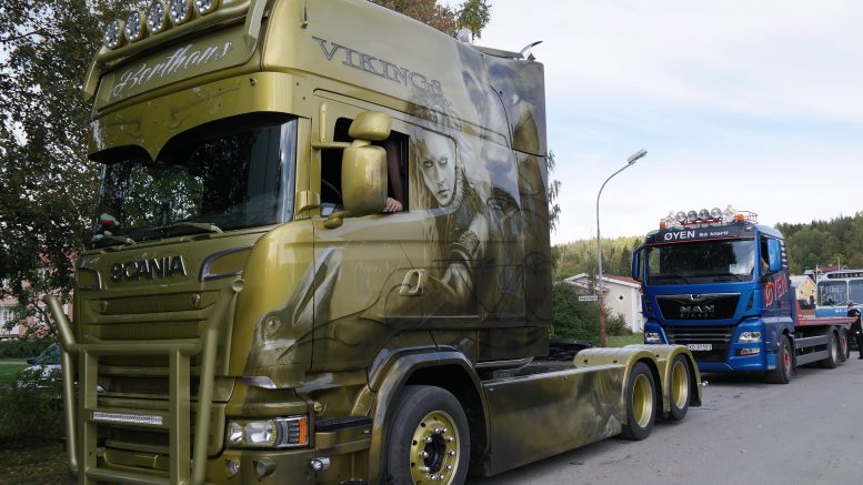 Blankputsade lastbilar på hembygdsgården i Ramsele.