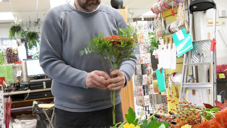 En bukett blir till under Kim Victorins varsamma händer.