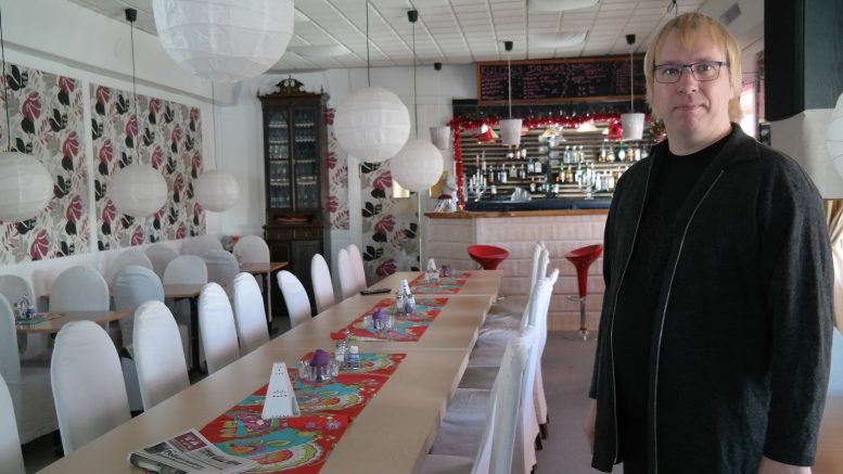 Andreas Jonsson visar matsalen och baren i Renlyckan.