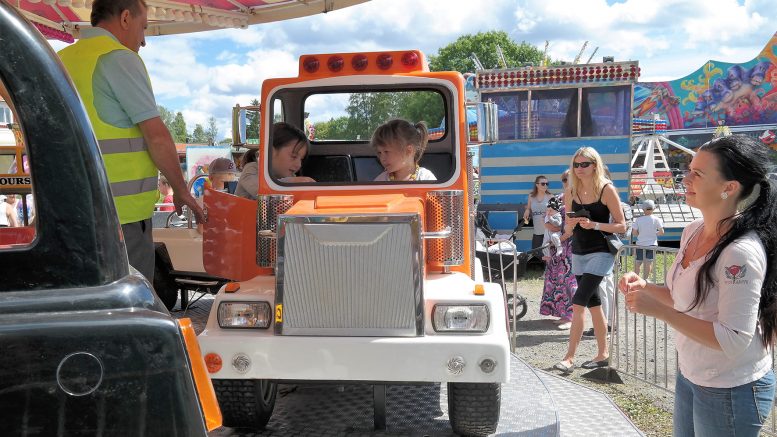 Karuseller och marknadsstånd på Dundermarknaden.